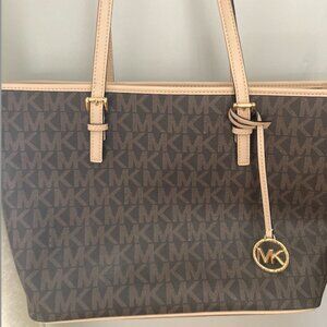 Michael Kors JET SET CHARM TZ TOTE in BROWN
